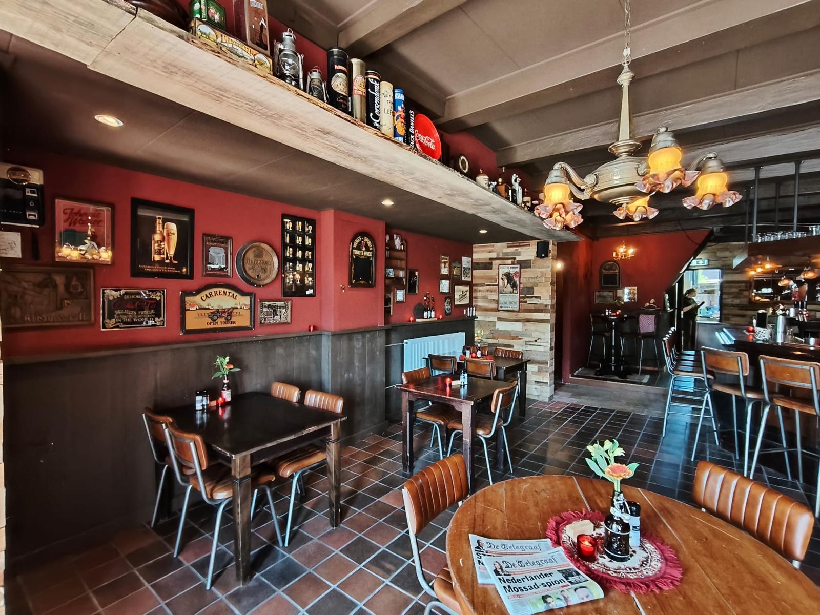 Interieur van Eetcafé De Dames met warme verlichting en vintage details