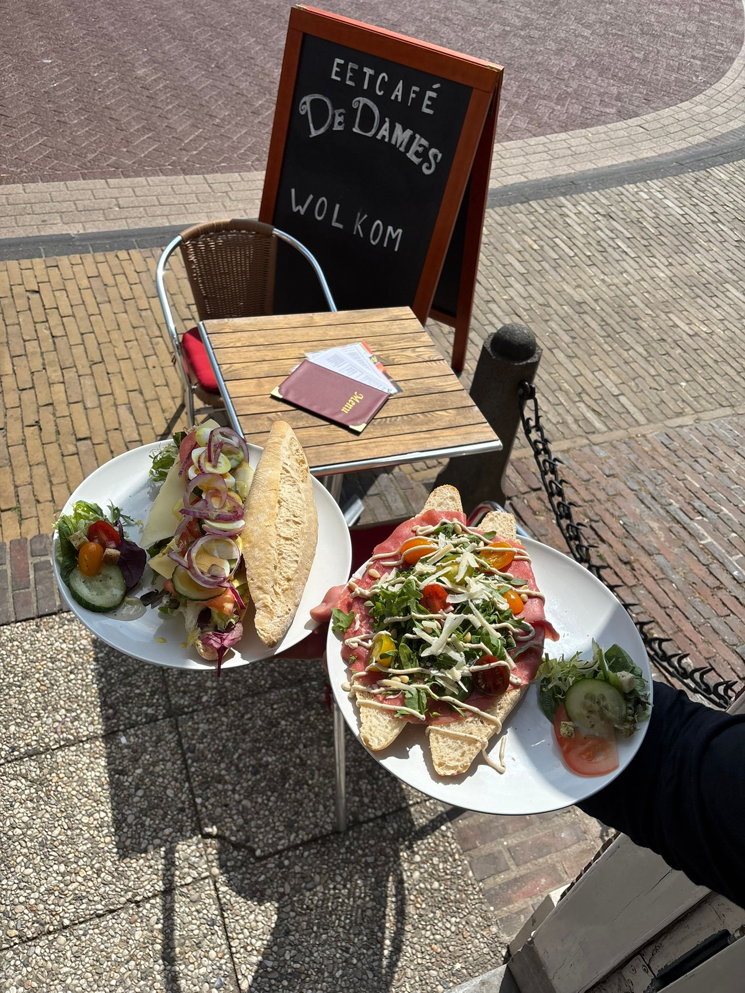 Terras van Eetcafé De Dames in Balk met welkomstbord en gerechten